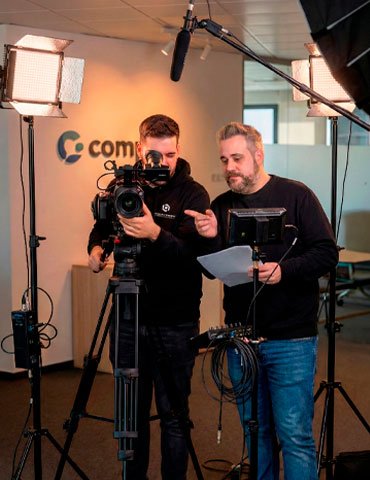Equipo de Integrate Media preparando la cámara, la iluminación y el sonido de un rodaje.