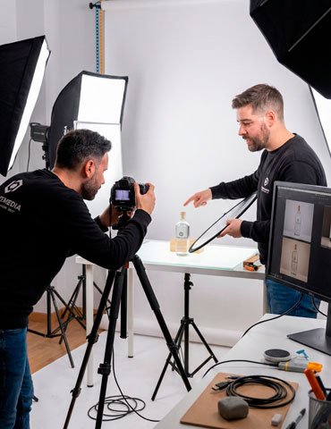 Sesión de fotografía de producto con cámara e iluminación de estudio.