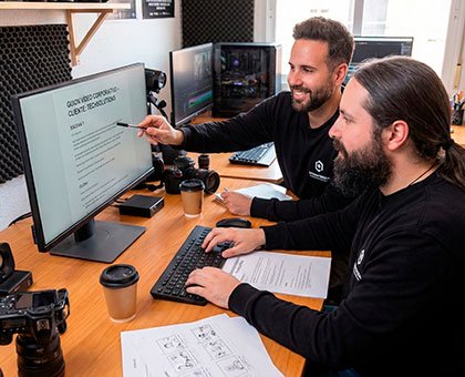 Equipo de Integrate Media revisando un guion de vídeo frente al ordenador.