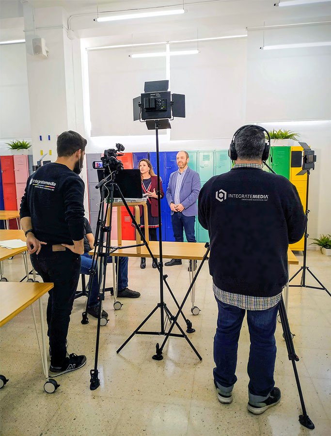 Rodaje de una entrevista con cámara, iluminación y sonido del equipo de Integrate Media.