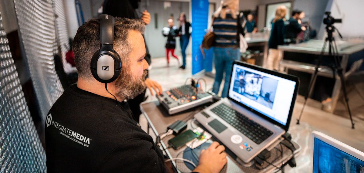 Equipo de Integrate Media controlando una retransmisión en directo.